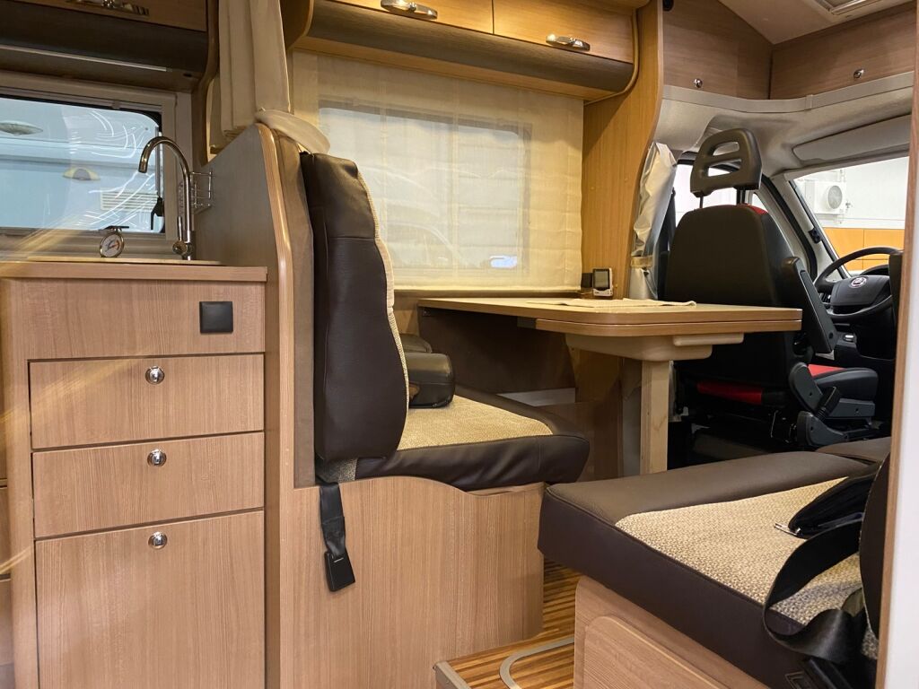 Adria Matrix Axess M 680SP 2013 Valkoinen