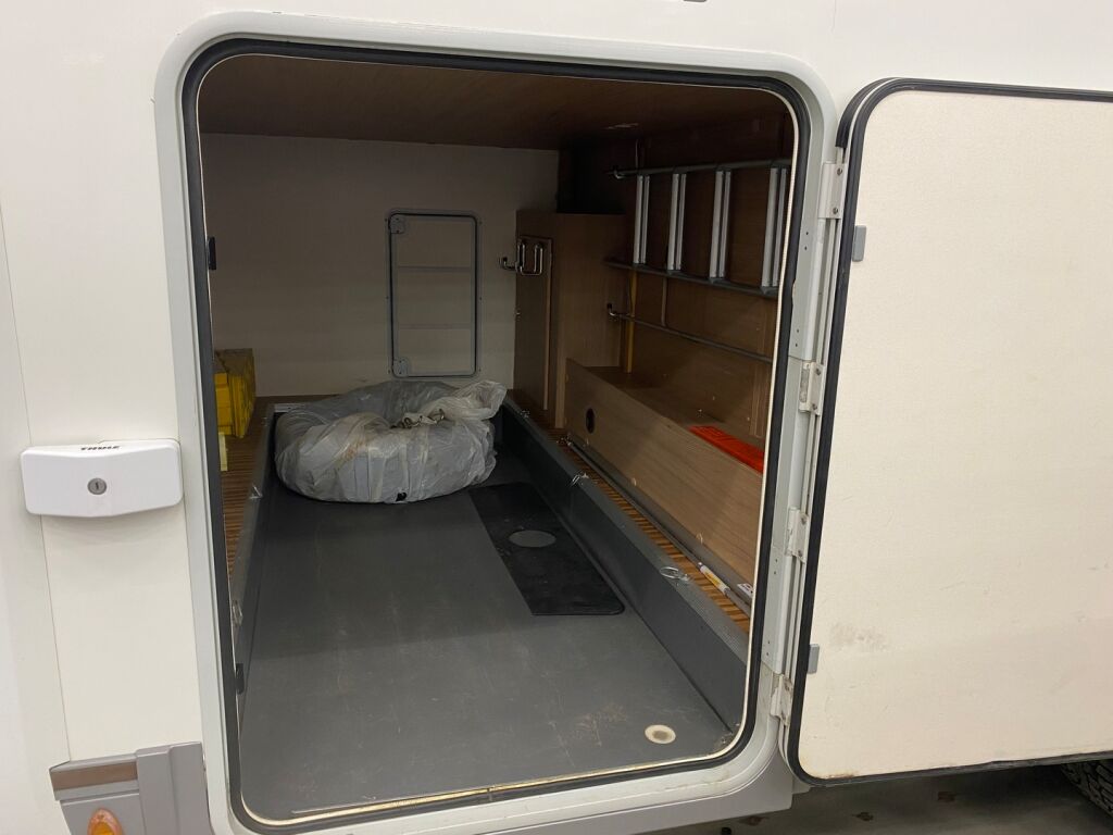 Adria Matrix Axess M 680SP 2013 Valkoinen