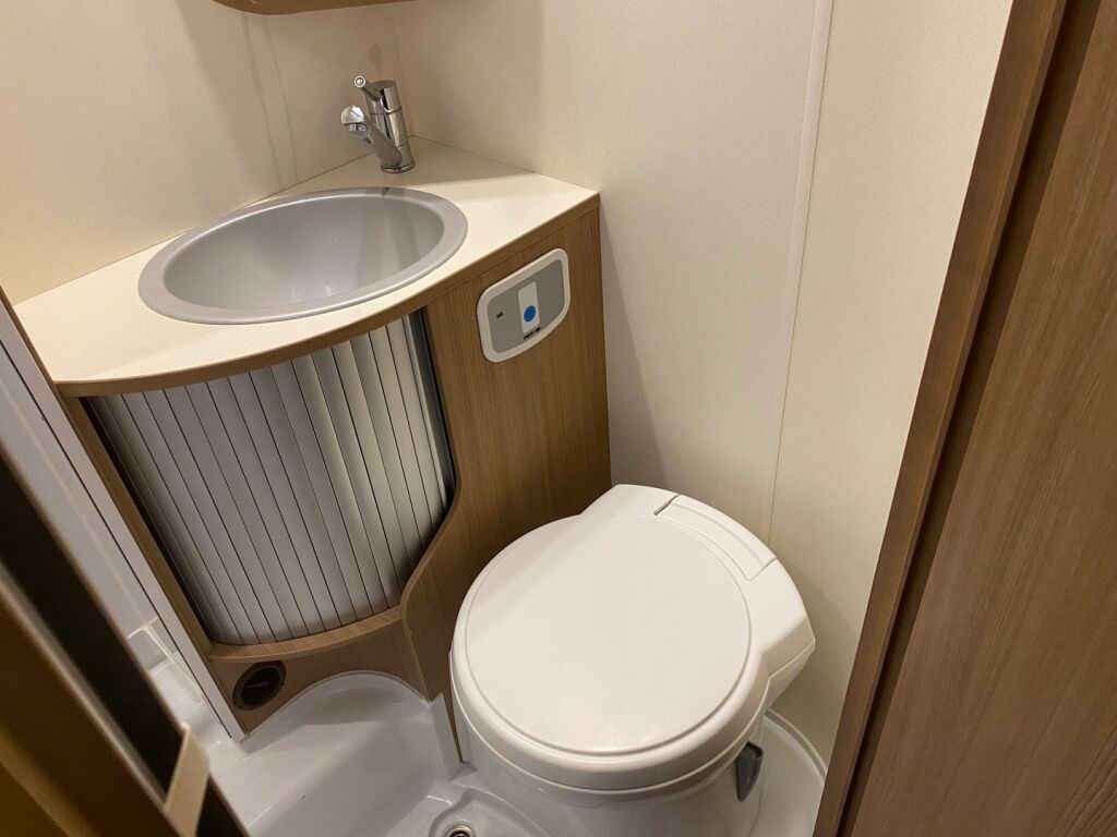 Adria Matrix Axess M 680SP 2013 Valkoinen