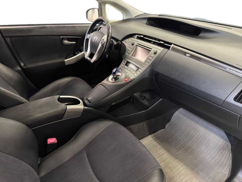 Toyota Prius PHEV 2012 Hopea