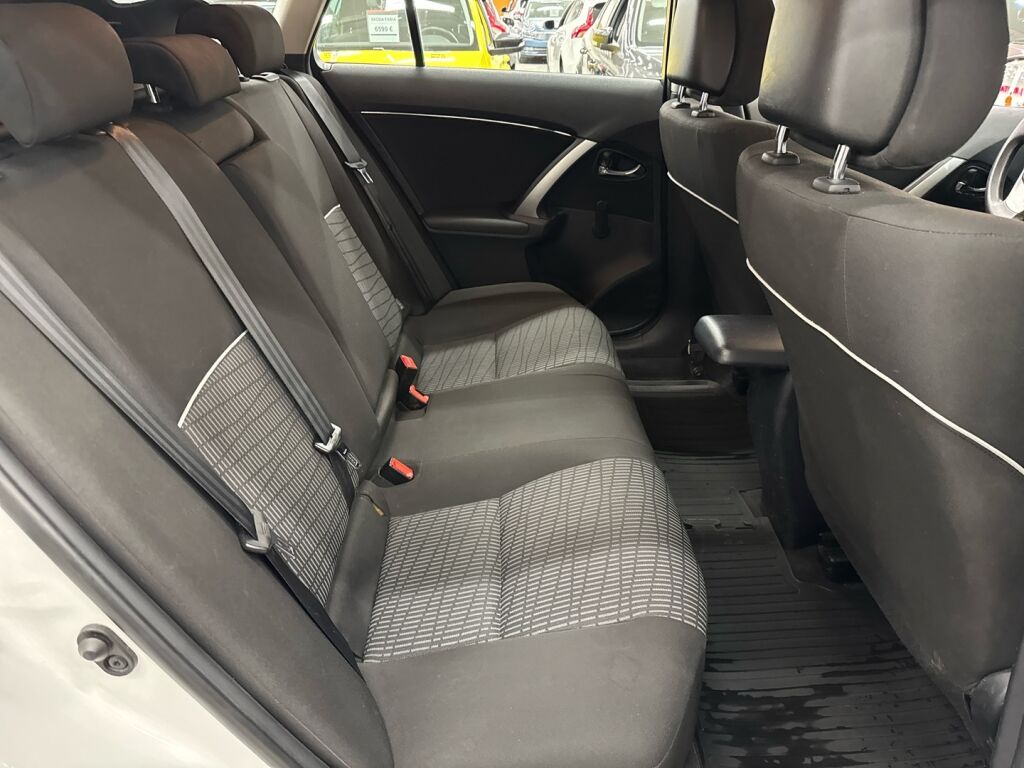 Toyota Avensis 2012 Valkoinen