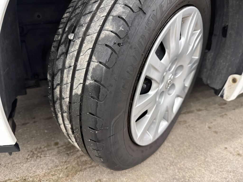 Toyota Avensis 2012 Valkoinen