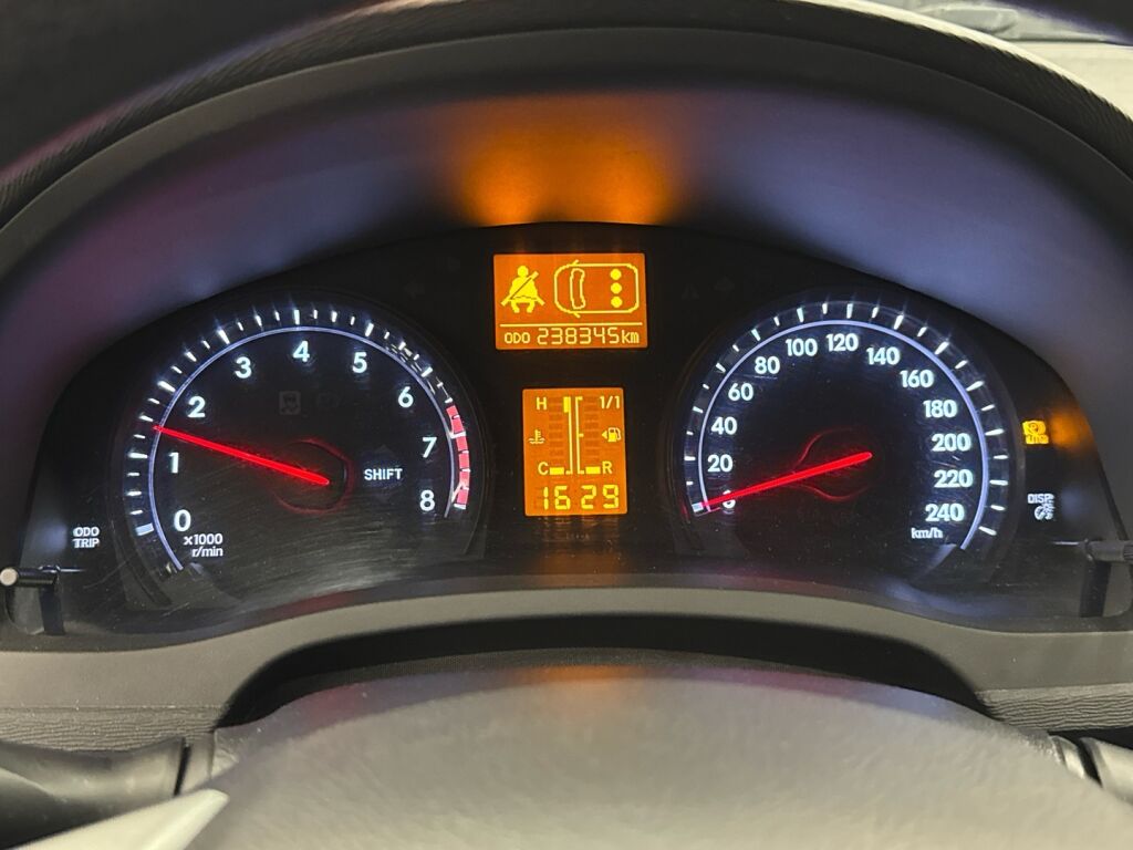 Toyota Avensis 2012 Valkoinen