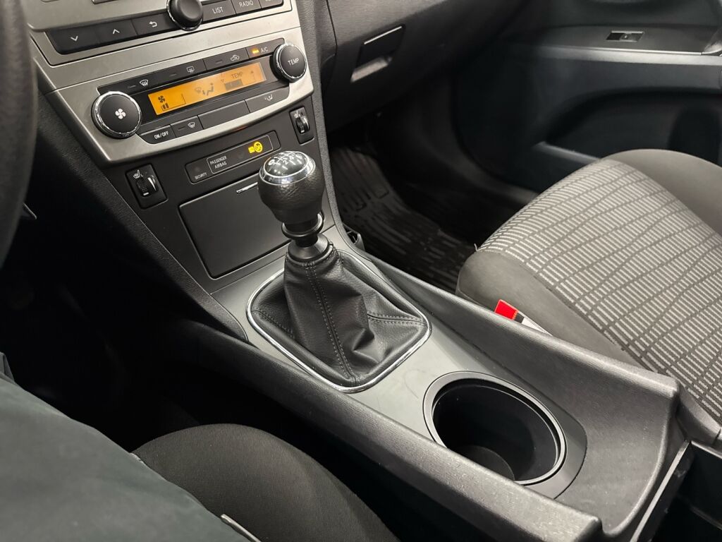 Toyota Avensis 2012 Valkoinen