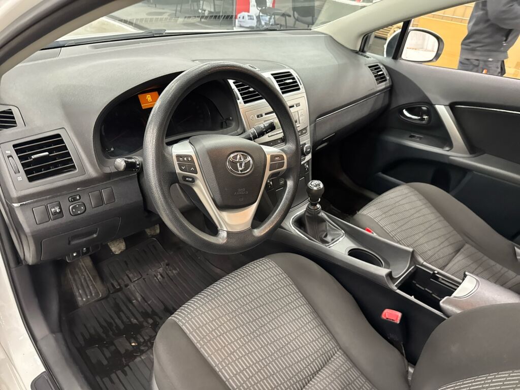 Toyota Avensis 2012 Valkoinen