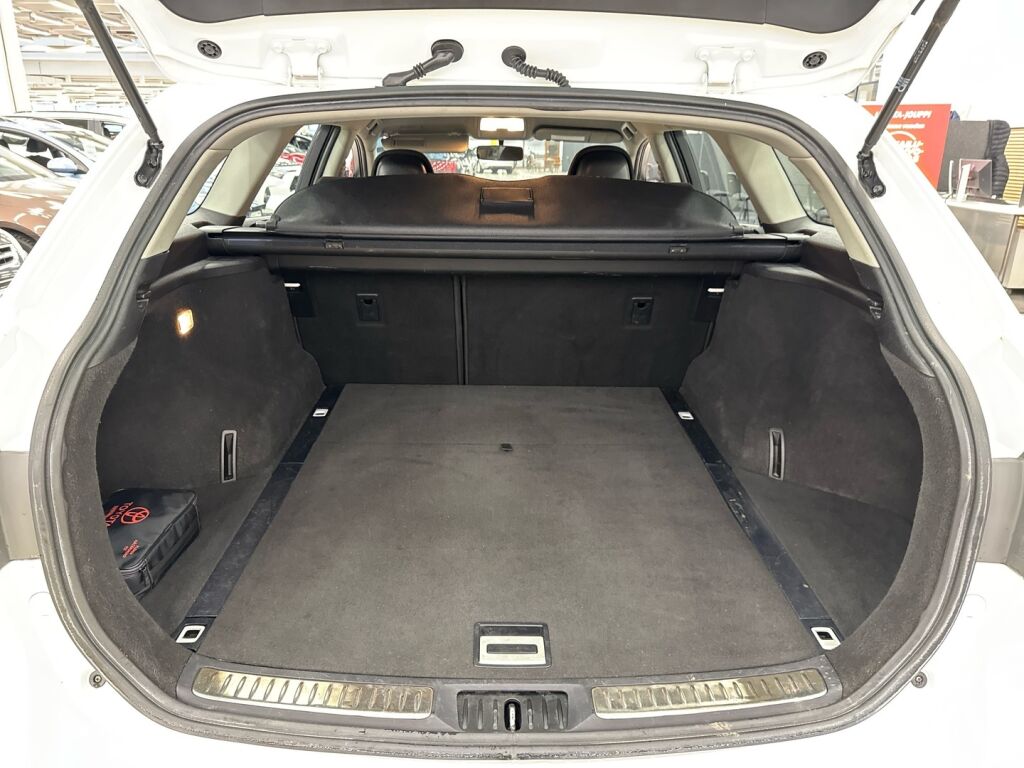 Toyota Avensis 2012 Valkoinen