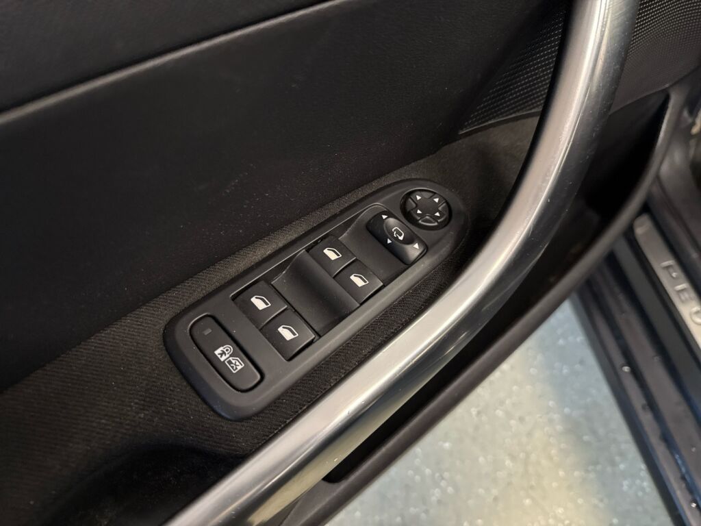 Peugeot 308 2013 Musta