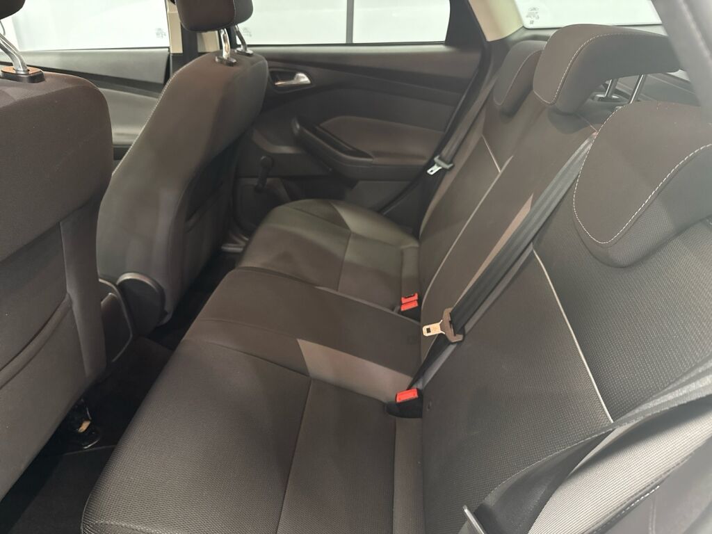 Ford Focus 2013 Valkoinen