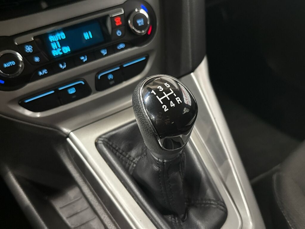 Ford Focus 2013 Valkoinen