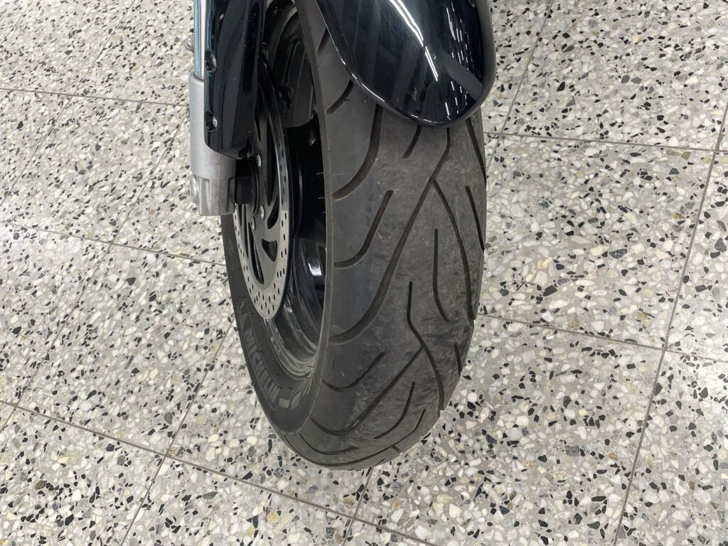Suzuki INTRUDER 2005 Musta