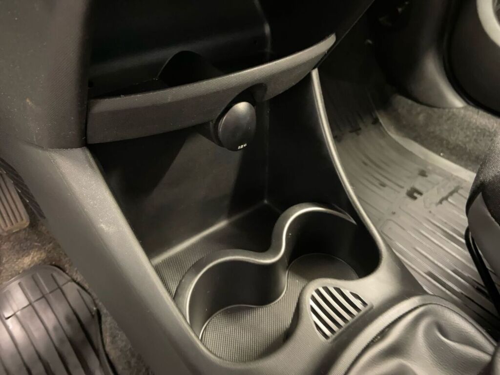 Toyota AYGO 2013 Ruskea (beige)