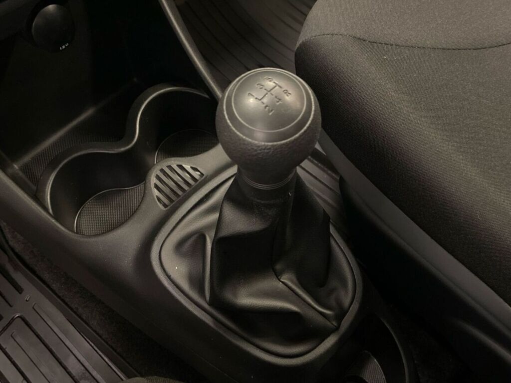Toyota AYGO 2013 Ruskea (beige)