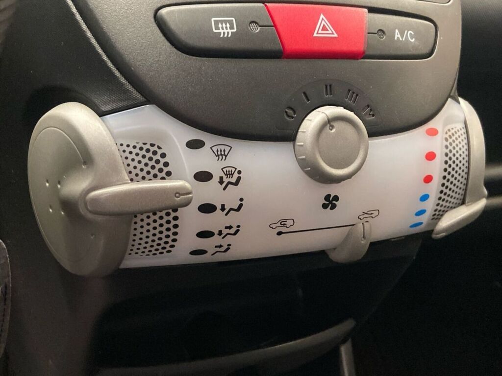 Toyota AYGO 2013 Ruskea (beige)