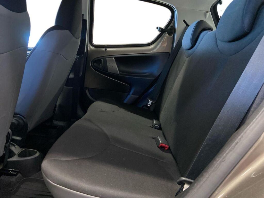 Toyota AYGO 2013 Ruskea (beige)