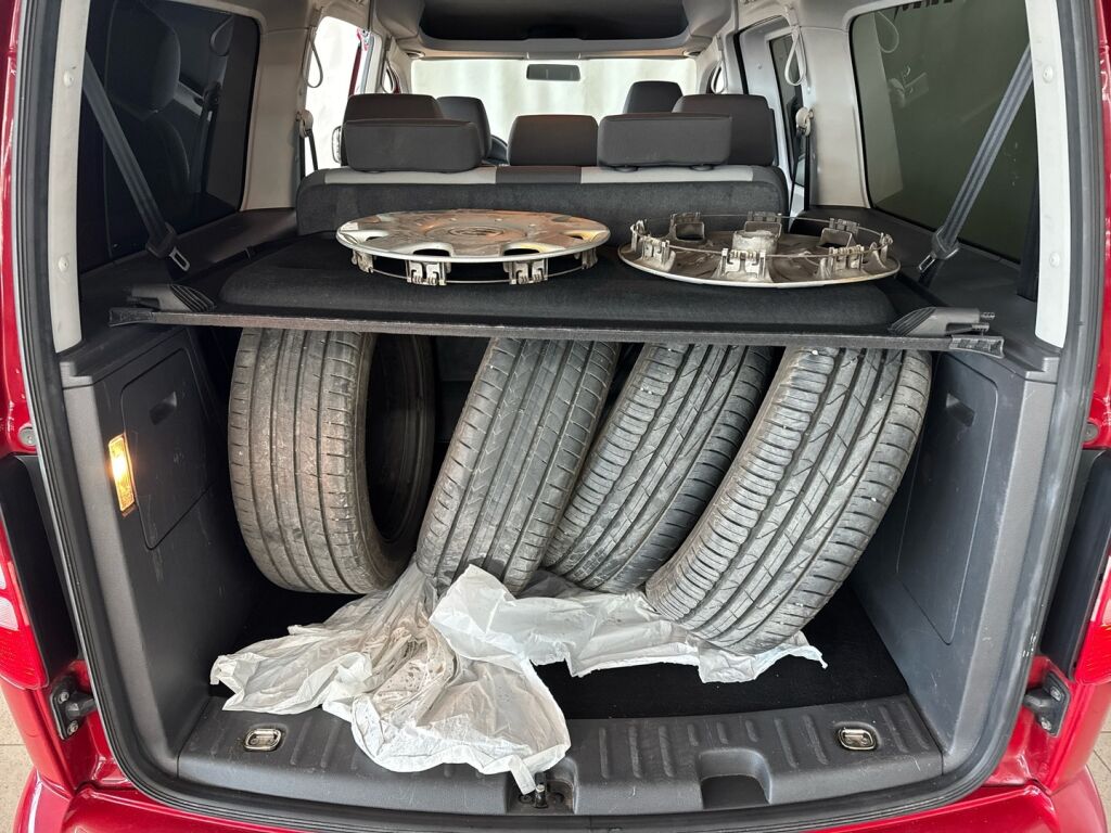 Volkswagen Caddy Maxi 2013 Punainen