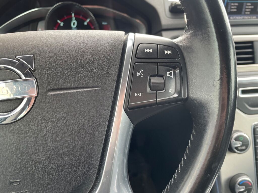 Volvo V70 2013 Punainen