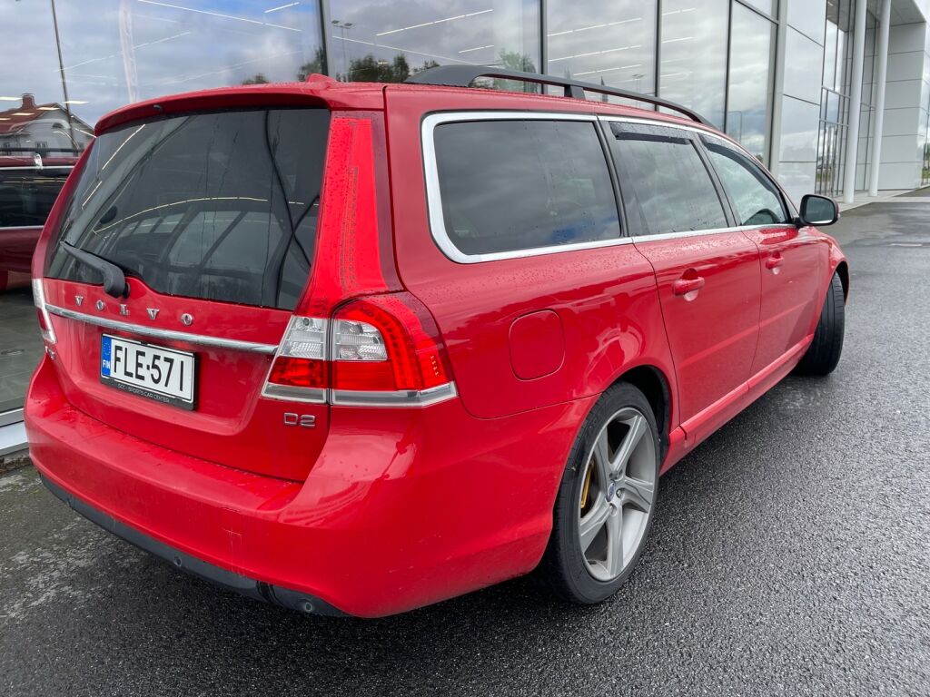 Volvo V70 2013 Punainen