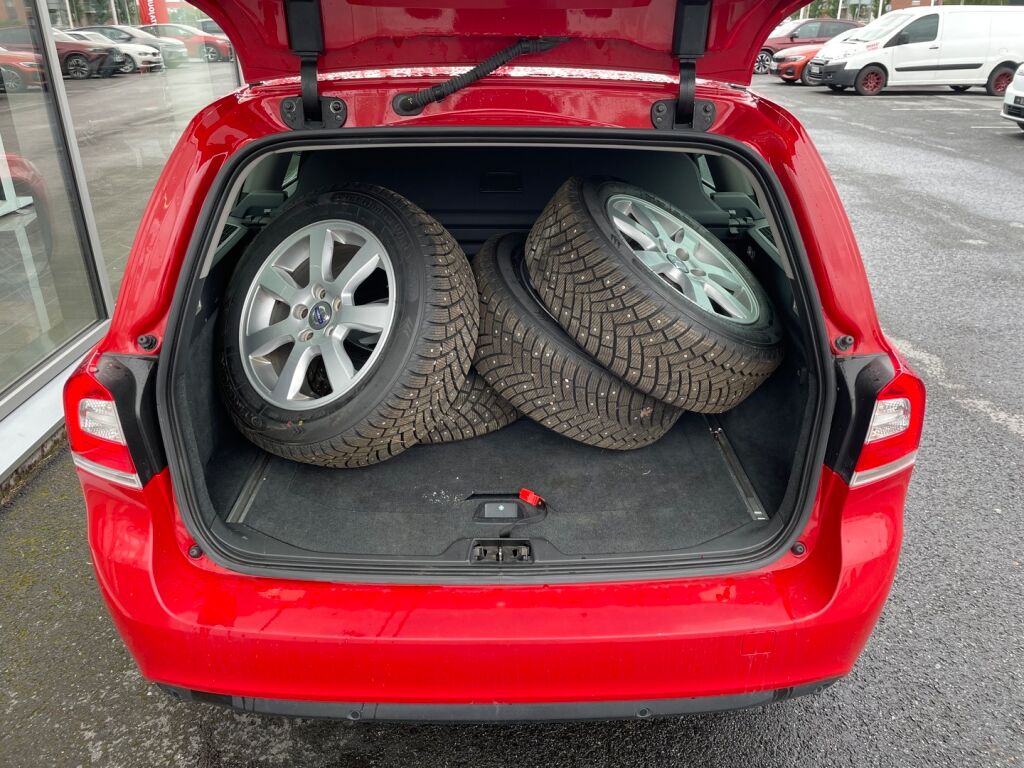 Volvo V70 2013 Punainen