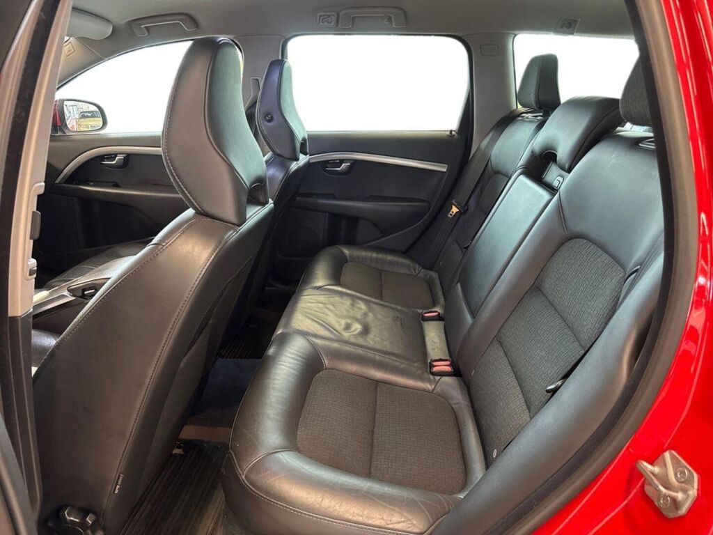 Volvo V70 2013 Punainen