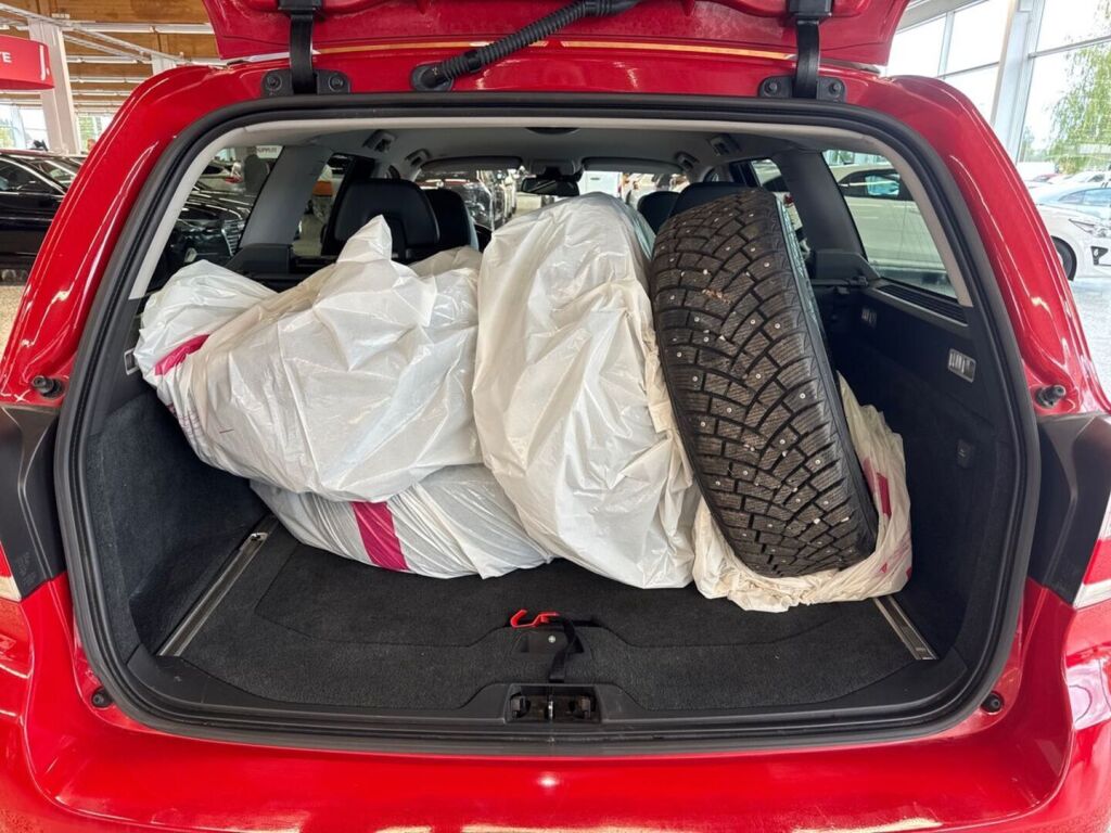 Volvo V70 2013 Punainen