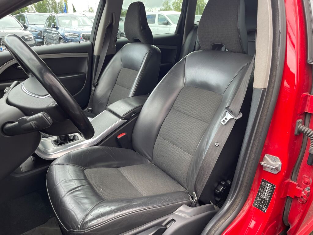 Volvo V70 2013 Punainen
