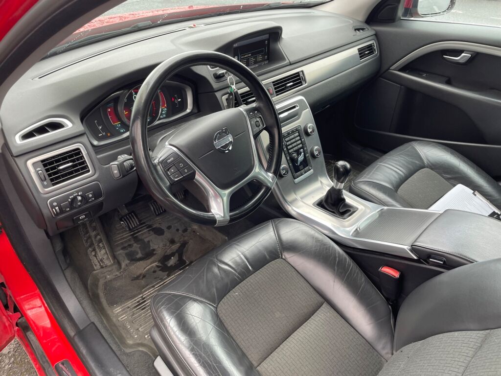 Volvo V70 2013 Punainen