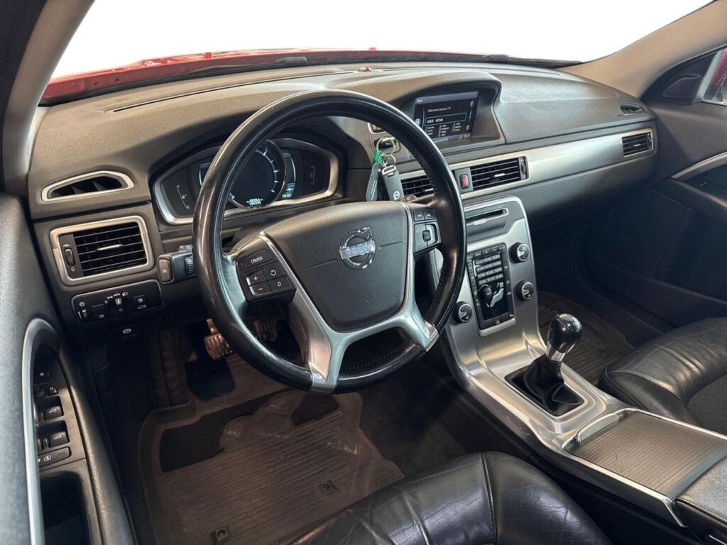 Volvo V70 2013 Punainen