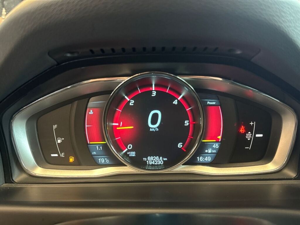 Volvo V70 2013 Punainen