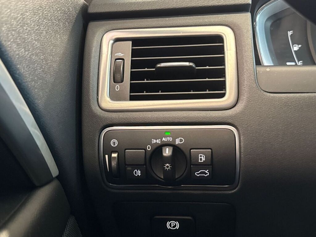 Volvo V70 2013 Punainen