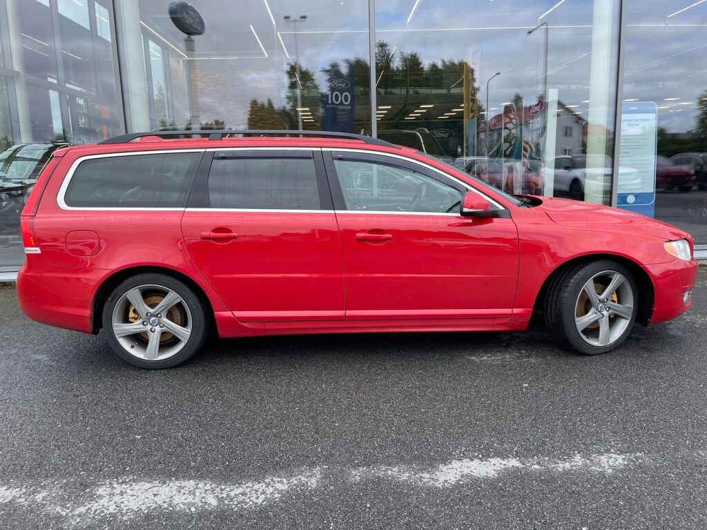 Volvo V70 2013 Punainen
