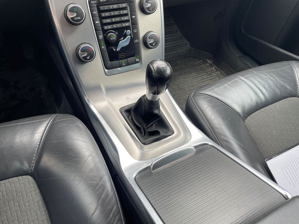 Volvo V70 2013 Punainen