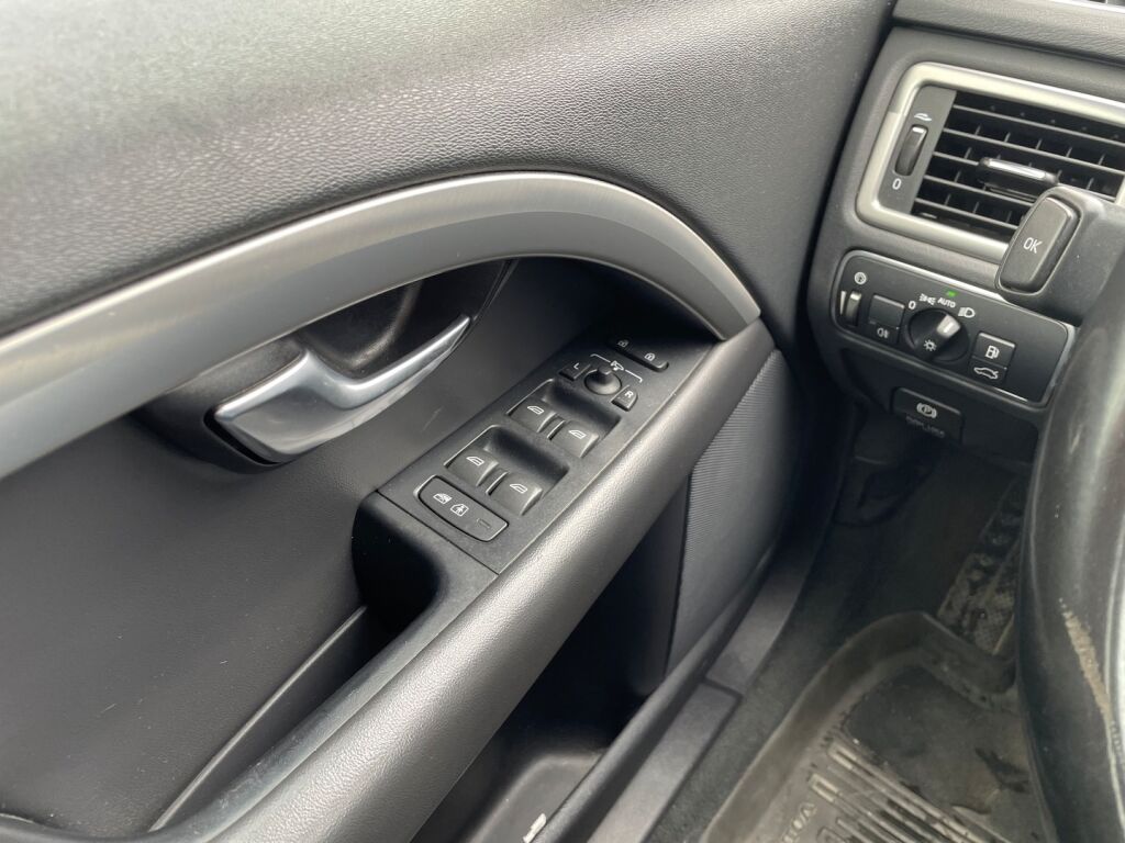 Volvo V70 2013 Punainen