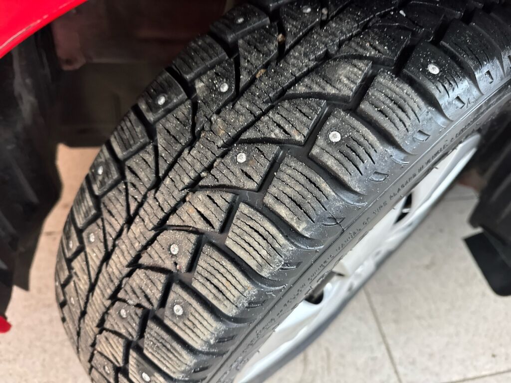 Toyota Verso-S 2014 Punainen