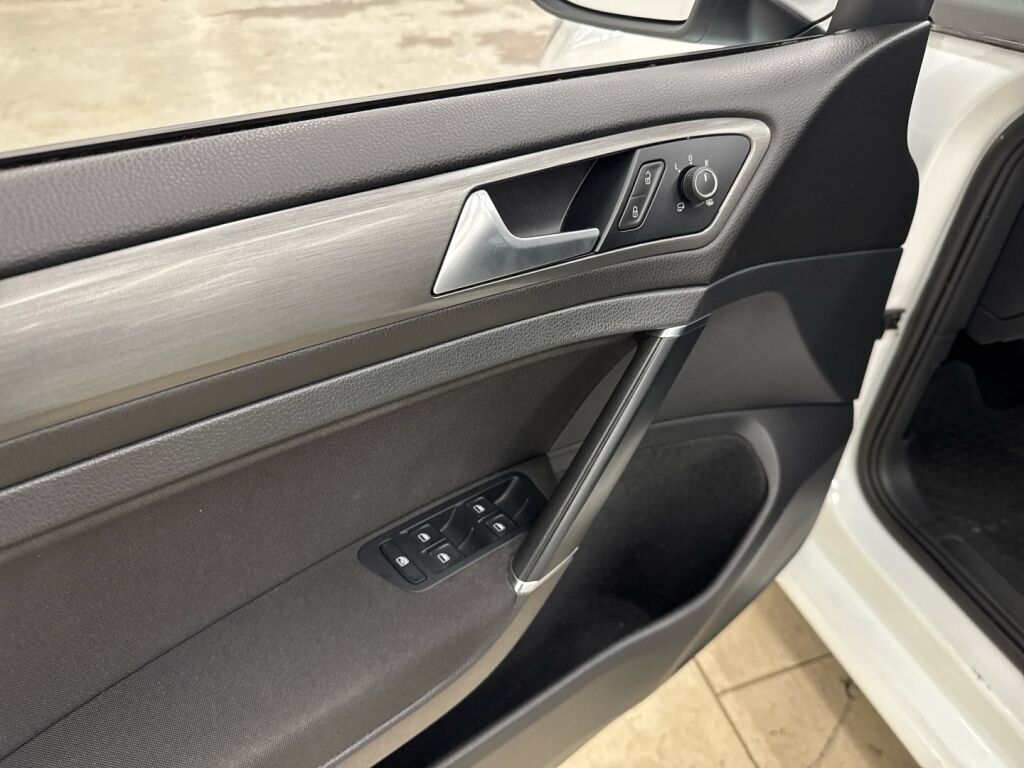 Volkswagen Golf 2013 Valkoinen