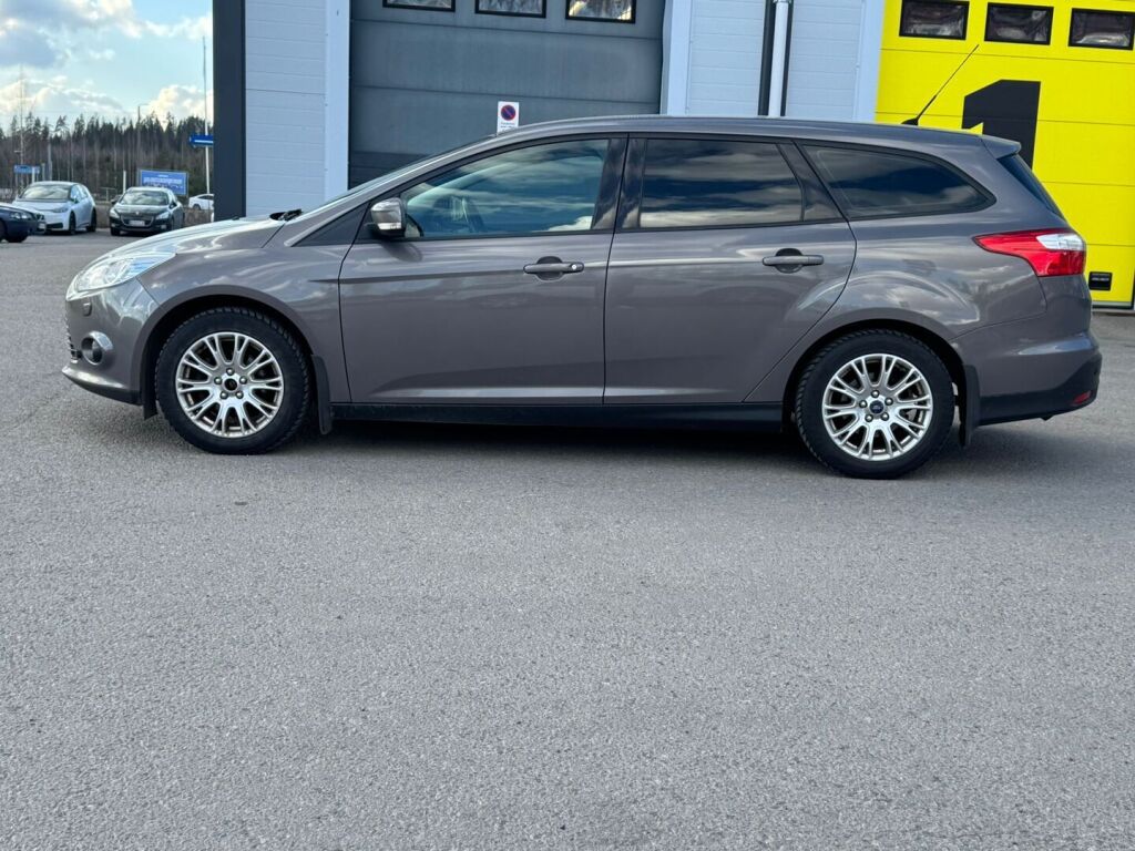 Ford Focus 2014 Ruskea (beige)