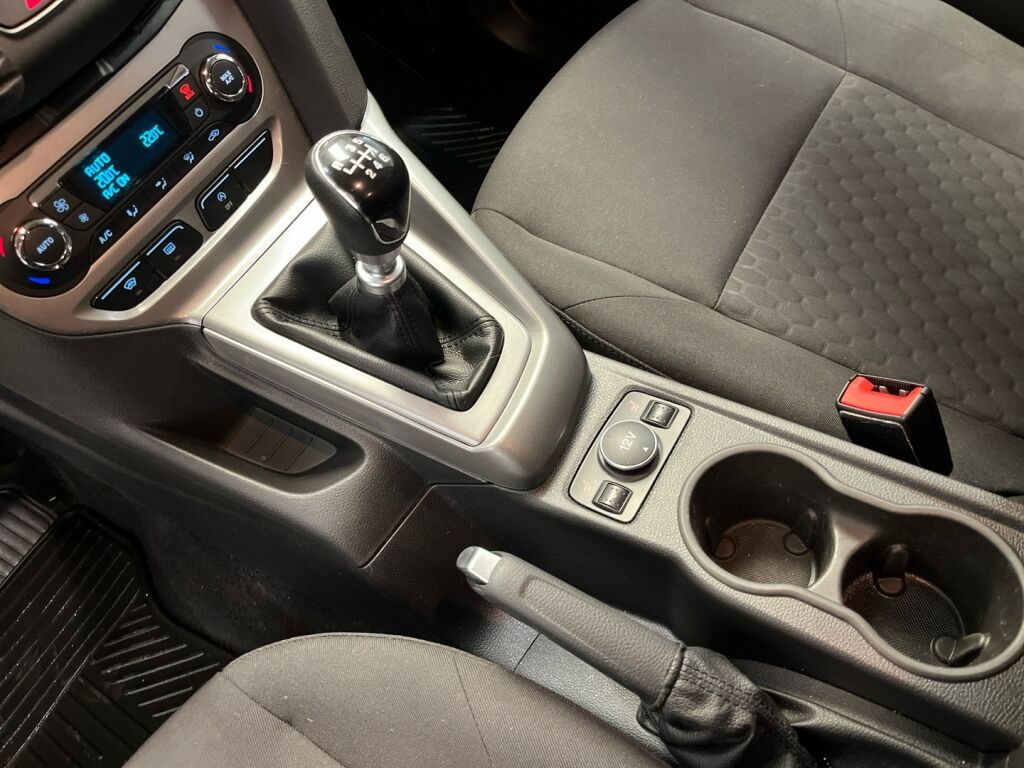 Ford Focus 2014 Ruskea (beige)