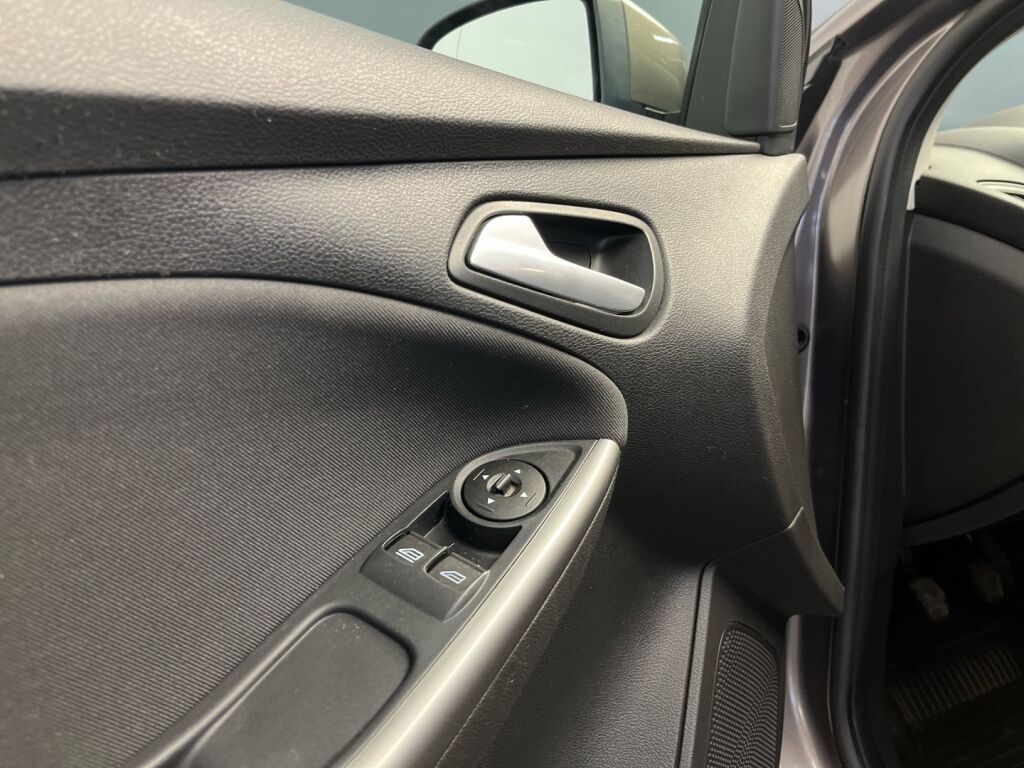 Ford Focus 2014 Ruskea (beige)