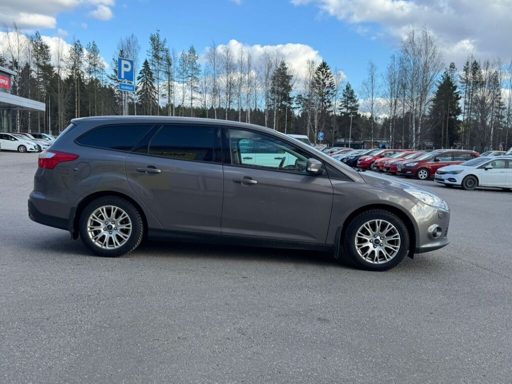 Ford Focus 2014 Ruskea (beige)