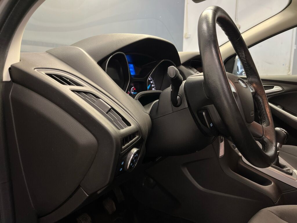 Ford Focus 2014 Ruskea (beige)