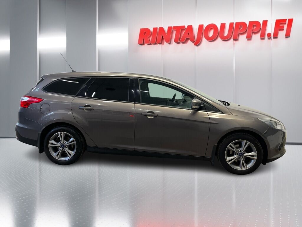 Ford Focus 2014 Ruskea (beige)