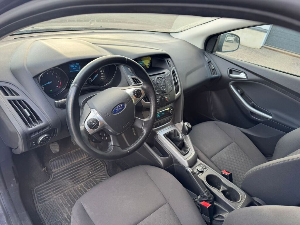 Ford Focus 2014 Ruskea (beige)