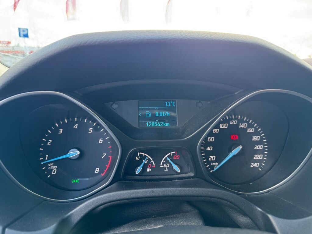 Ford Focus 2014 Ruskea (beige)