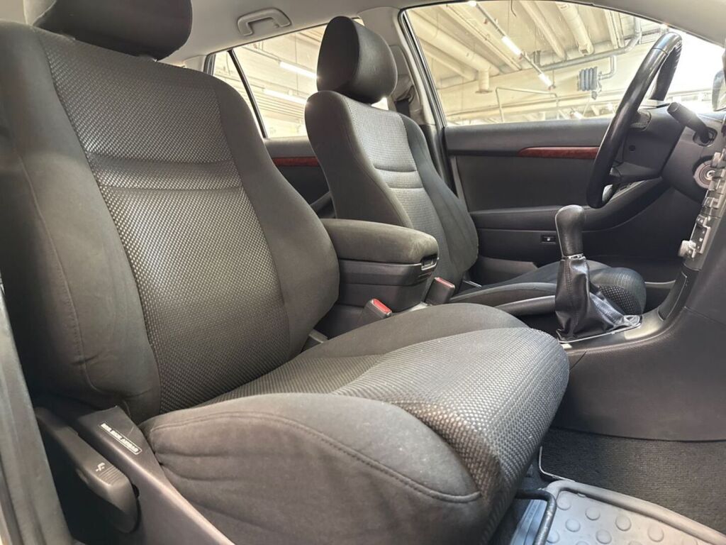 Toyota Avensis 2005 Hopea