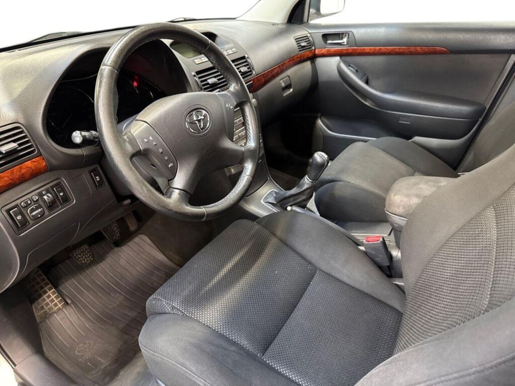 Toyota Avensis 2005 Hopea