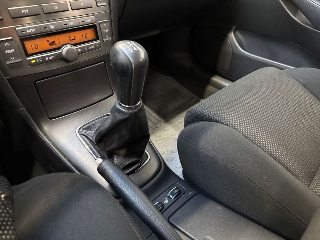 Toyota Avensis 2005 Hopea