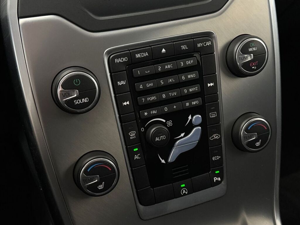 Volvo V70 2014 Punainen