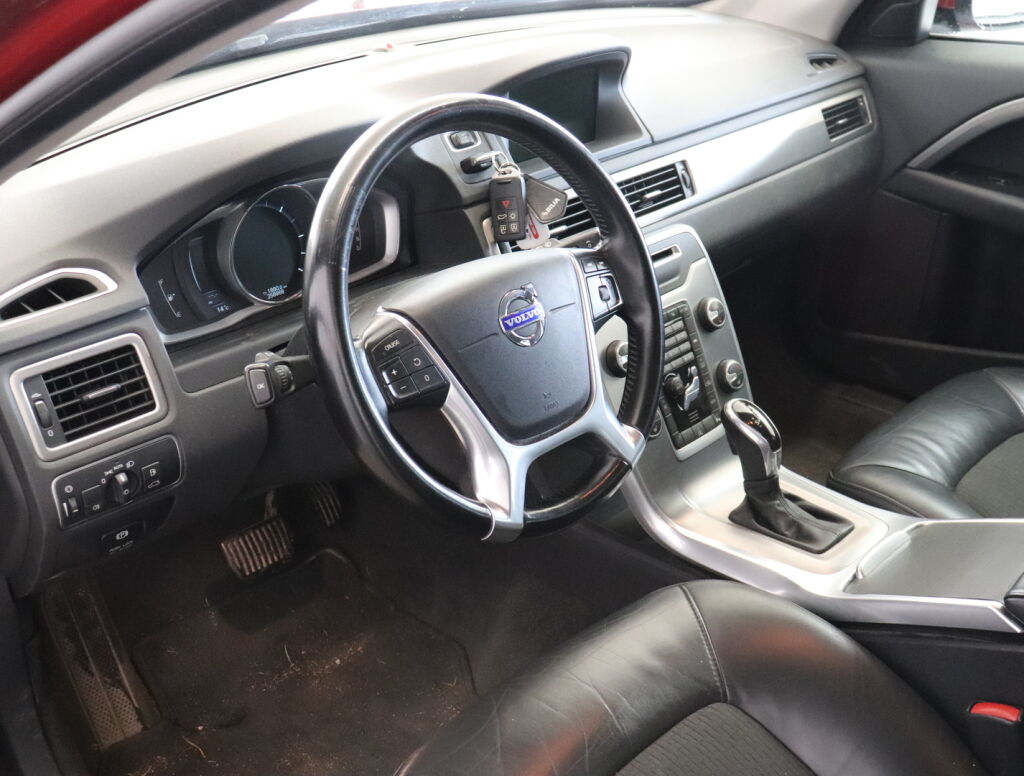 Volvo V70 2014 Punainen