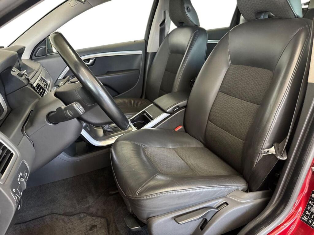 Volvo V70 2014 Punainen