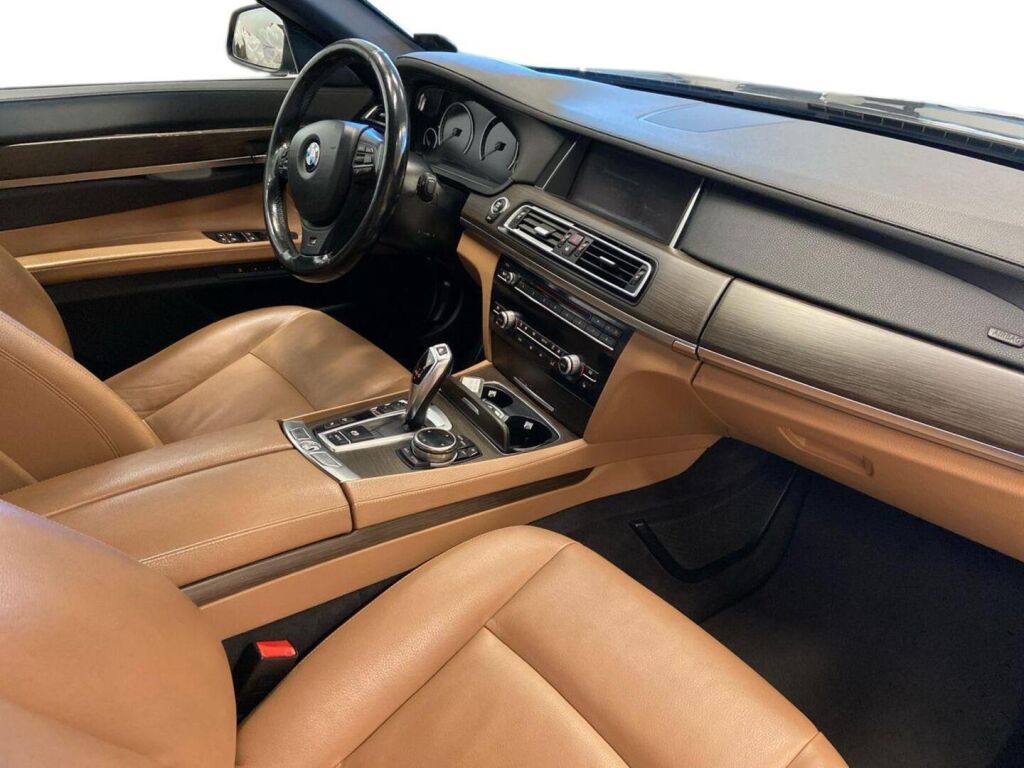BMW 750 2014 Musta