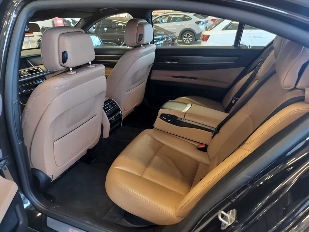 BMW 750 2014 Musta